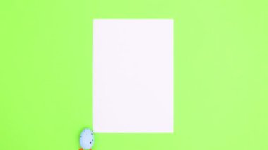 Yazı kağıdı ve Paskalya yumurtası ve çiçekleri yeşil temada görünür. dur hareketi