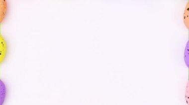 Paskalya yumurtalarıyla çevrili metin kağıtları. Hareketi durdur