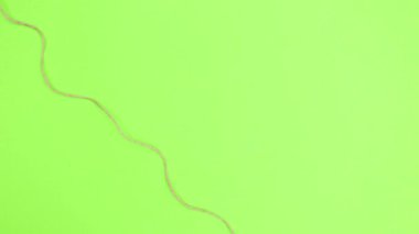 İpte beyaz kağıt kanca ve Paskalya için yumurta etrafta belirir. Hareketi durdur