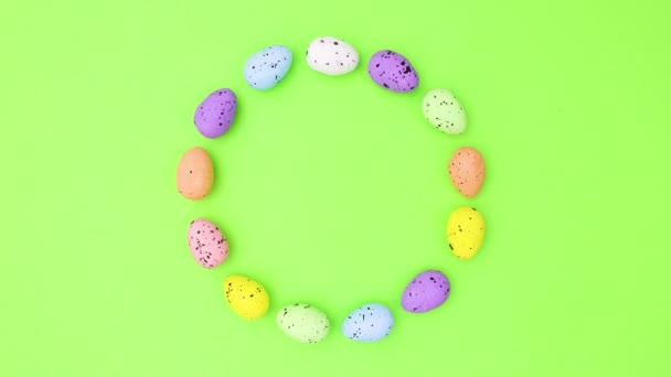 Kolorowe Jajka Wielkanoc Pojawiają Się Zrobić Kółko Zielonym Temacie Zatrzymać — Wideo stockowe