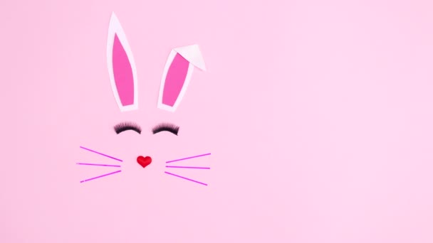 Пасхальний Кролик Блимає Віями Очей Пастельно Рожевому Тлі Зупинити Анімацію — стокове відео