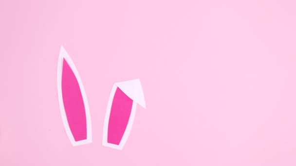 Кроличьи Уши Появляются Цветущей Весной Расположение Пастельно Розовом Фоне Пасхальная — стоковое видео