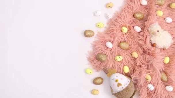 Zlatá Pastelově Růžová Velikonoční Uspořádání Pravé Straně Bílého Pozadí Stop — Stock video