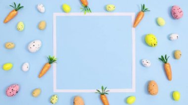 Yumurta ve havuçlu yaratıcı Paskalya şablonu ve parlak pastel mavi arka planda uzay şöhretinin kopyası. Dur hareketi düz yatıyordu