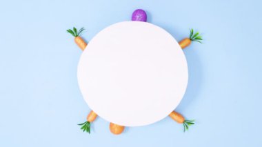 Paskalya yumurtaları parlak mavi arka planda kağıt kart etrafında belirir. Dur hareketi düz yatıyordu 