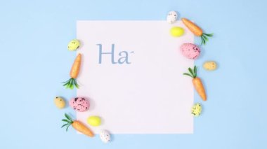 Yumurta rengi mavi arka planlı kağıdın içine Mutlu Paskalyalar yaz. Hareketi durdur