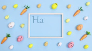 Pastel mavi arka planda yumurta ve havuçla birlikte Mutlu Paskalyalar yazınız. Hareketi durdur