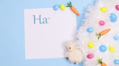 Pastel mavi arka planda canlı dekorasyonla birlikte kağıda Mutlu Paskalya metinleri yaz. Hareketi durdur
