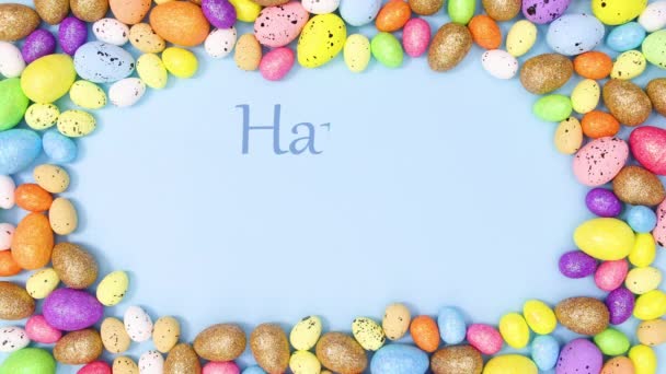 Frohe Ostern schreiben in Rahmen auf pastellblauem Hintergrund mit lebendigen Eiern. Stop-Motion