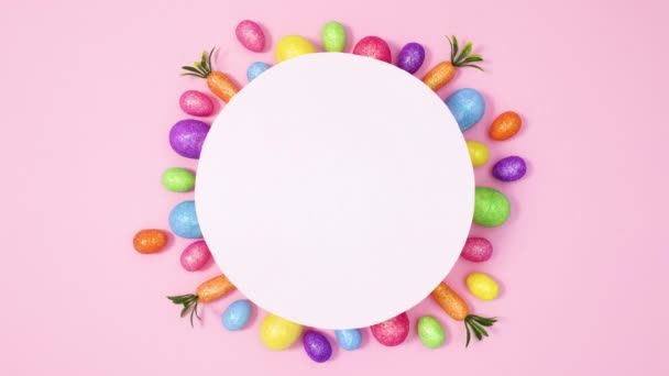 Eier bewegen unter Papierkartennotiz auf pastellrosa Hintergrund. Stoppbewegungen flach legen