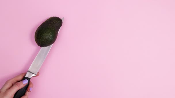 Het Snijden Van Verse Avocado Met Binnen Pastelroze Achtergrond Stop — Stockvideo
