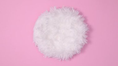 Paskalya yumurtaları, pastel pembe arka planda kürk yuvalarında ortaya çıkar. Dur hareketi düz yatıyordu