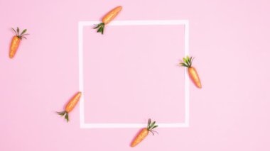 Paskalya renkli yumurtalar, pastel pembe arka planda fotokopi çerçevesinin etrafında belirir. Hareketi durdur