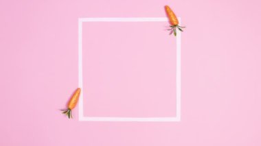 Pastel Paskalya düzenleme yumurtaları parlak pembe arka planda fotokopi çerçevesinin etrafında belirir. Dur hareketi düz yatıyordu