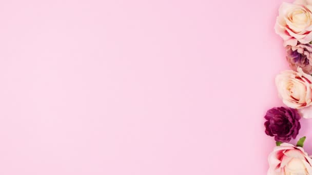 Fioritura Disposizione Floreale Appaiono Sul Lato Destro Sfondo Rosa Pastello — Video Stock