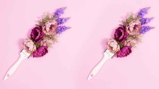 Dos Pinceles Con Arreglo Floral Mueven Sobre Fondo Rosa Pastel — Vídeos de Stock