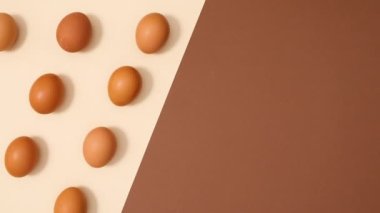 Organik yumurtaların çıplak kahverengi arka planda dönüşümlü yaratıcı düz kalıpları, Stop motion 