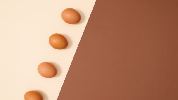 有机蛋创意扁平的产卵模式出现在裸体棕色背景下 停止运动 — 图库视频影像