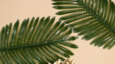 Altın sarısı ve yeşil laves arka planda altın fotokopi çerçevesi oluşturuyorlar. Egzotik düz konsepti durdur