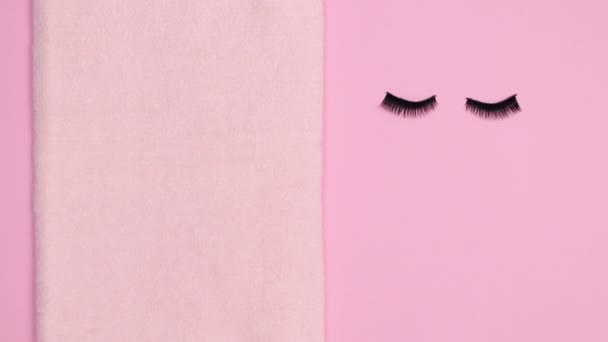 在粉红的背景上涂上洗涤剂和眨眼睫毛 平铺停止运动动画 — 图库视频影像