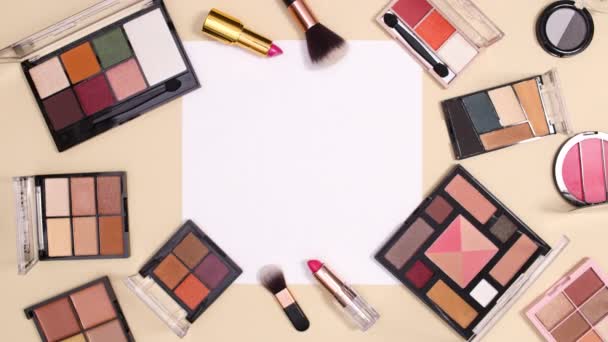 Make Cosmetica Producten Bewegen Rond Papieren Kaart Nota Naakte Achtergrond — Stockvideo