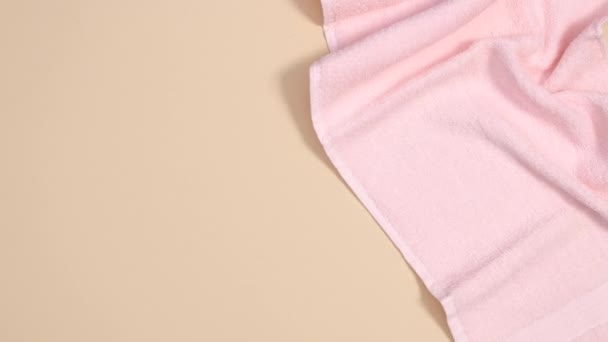 Пастель Составляют Тени Глаз Палитры Помады Появляются Ярко Розовой Подушке — стоковое видео