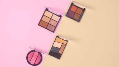 Göz farı paletleri, pastel pembe ve çıplak arka planda hareket eder. Hareketi durdur