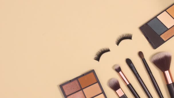 Pestañas Parpadeando Sobre Fondo Desnudo Con Pinceles Maquillaje Paletas Detener — Vídeos de Stock