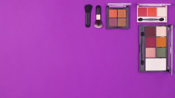 Maquillage Produits Beauté Faire Cadre Sur Fond Violet Avec Espace — Video