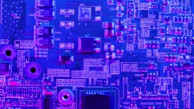 Lehim ve çipli elektronik pano ve gelecekteki siber punk ışık efektleri.