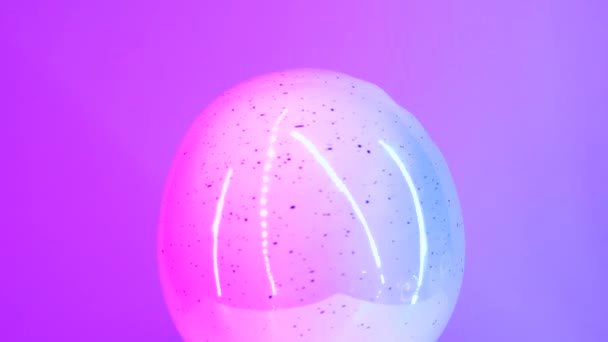 現代の卵とともにイースターの卵内側回転ピンクの背景とともにサイバーパンク効果 — ストック動画