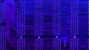 Lehim ve çipli elektronik pano ve gelecekteki siber punk ışık efektleri.