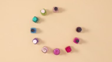 Manikür ojeleri şişeleri farklı renklerde parlatır. Dur hareketi düz yatıyordu