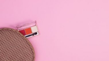 Makyaj ürünleri makyaj malzemelerinden pastel pembe arka planda görünür. Dur, kıpırdama.