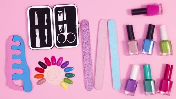 Ferramentas Manicure Garrafas Esmalte Unhas Movem Fundo Rosa Brilhante Layout — Vídeo de Stock