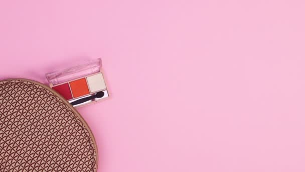 Makijaż Produkty Kosmetyczne Pojawiają Się Makijażu Zestaw Pastelowym Różowym Tle — Wideo stockowe