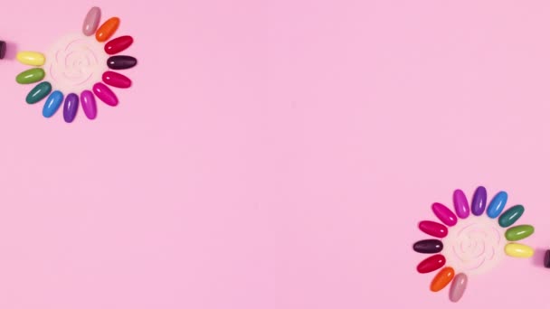 指甲油瓶出现在粉红色背景的彩色样品周围 停止运动平铺 — 图库视频影像