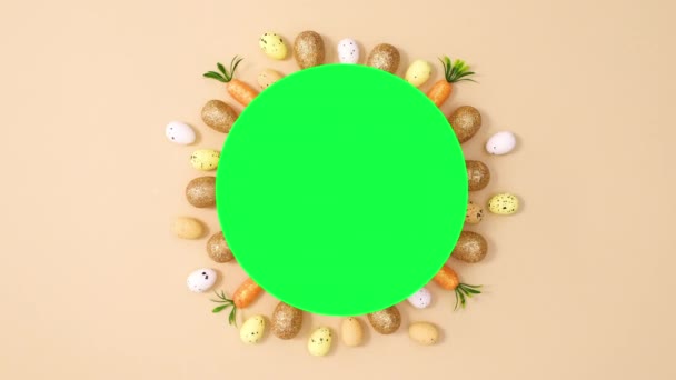复活节彩蛋和装饰品在绿色的屏风下移动 — 图库视频影像