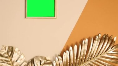 Altın palmiye yaprakları ve yeşil perdeli altın çerçeve. Tropik egzotik stop motion fley lay konsepti