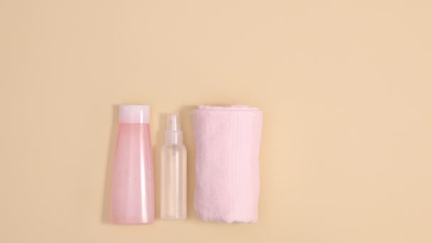 温泉健康护肤产品的布局出现在米色背景上 停止运动平铺 — 图库视频影像