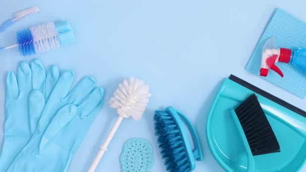 Pastelowym Niebieskim Tle Pojawiają Się Narzędzia Sprzątania Środki Sanitarne Dla — Wideo stockowe