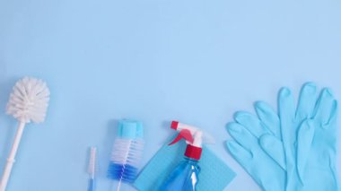 Ev ve temizlik aletleri parlak mavi arka planda yanıp sönüyor. Dur hareketi düz yatıyordu