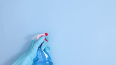 Ellerine silecek sıvı püskürtülmüş eldiven. Dur hareketi düz yatıyordu