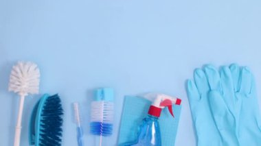 Ev ve temizlik araçları parlak mavi arka planda hareket eder. Dur hareketi düz yatıyordu