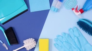 Ev temizlik araçları koyu ve parlak mavi arkaplanda kopya alanı ile çerçeve oluşturur. Hareketi durdur