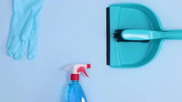 Huishoudelijk Sanitair Gereedschap Voor Reiniging Verschijnen Een Helderblauwe Achtergrond Stop — Stockvideo