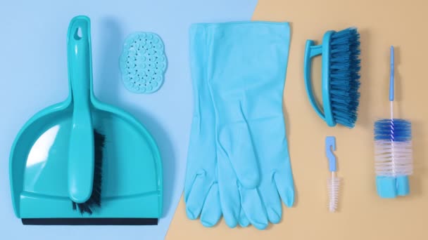 Blauwe Schoonmaak Huishoudelijke Hulpmiddelen Bewegen Beige Lichtblauwe Achtergrond Stop Beweging — Stockvideo
