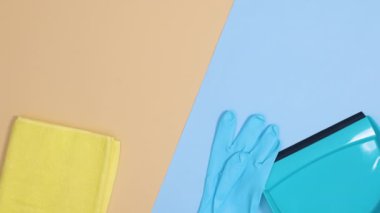 Ev ve temizlik araçları bej mavisi arka planda görünür. Dur hareketi düz yatıyordu