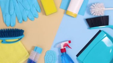 Ev aletlerinden, eldivenlerden, fırçalardan, temizleme sıvılarından yapılmış çerçeve fotokopi aletiyle hareket ediyor. Hareketi durdur