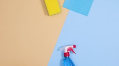 Ev aletleri, eldivenler, fırçalar, temizleme sıvıları fotokopi alanı ile temizleme çerçevesi oluşturuyor. Dur hareketi düz yatıyordu